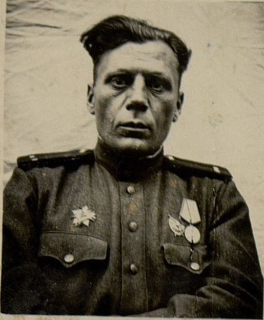 Фотография: Парторг 1 дивизиона лейтенант Бессарабов. Его парторганизация считалась лучшей в полку. Защищая советскую Родину воины большевики 1 дивизиона с честью выполняли свой священный долг, умножали свою боевую славу.