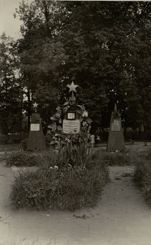 Фотография: Воинское захоронение партизана, секретаря подпольной организации Гродненского горкома ЛКСМБ Соломовой Ольги Сергеевны и Бабича Василия Федоровича