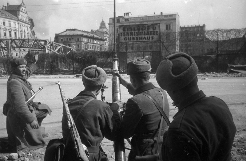 Soldiers of mortar crew under the command of Guards Lieutenant N. Semolin, who first burst into the Central part of the city of Vienna
