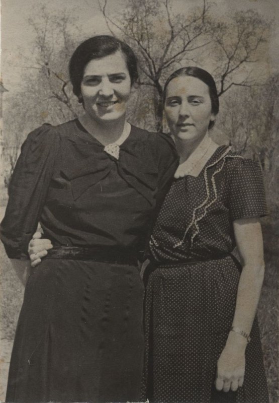 «Орлова Р.С., помощник начальника по мед. части госпиталя № 5012, с подругой.»
