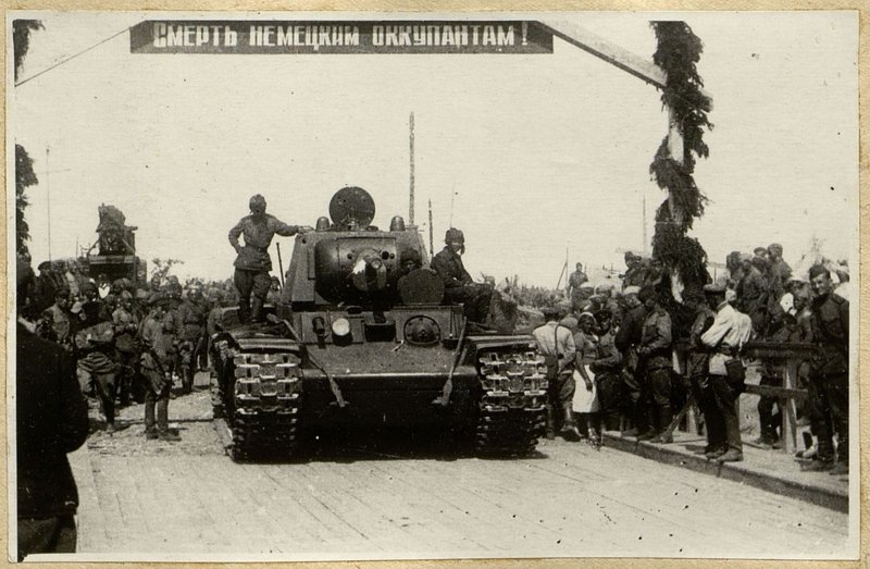 Фотография: Испытание моста танком "КВ"