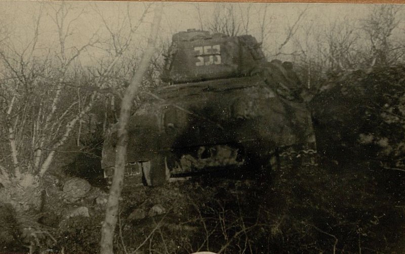 Фотография: Танк Т-34 в движении по каменным валунам в районе кв. 3002