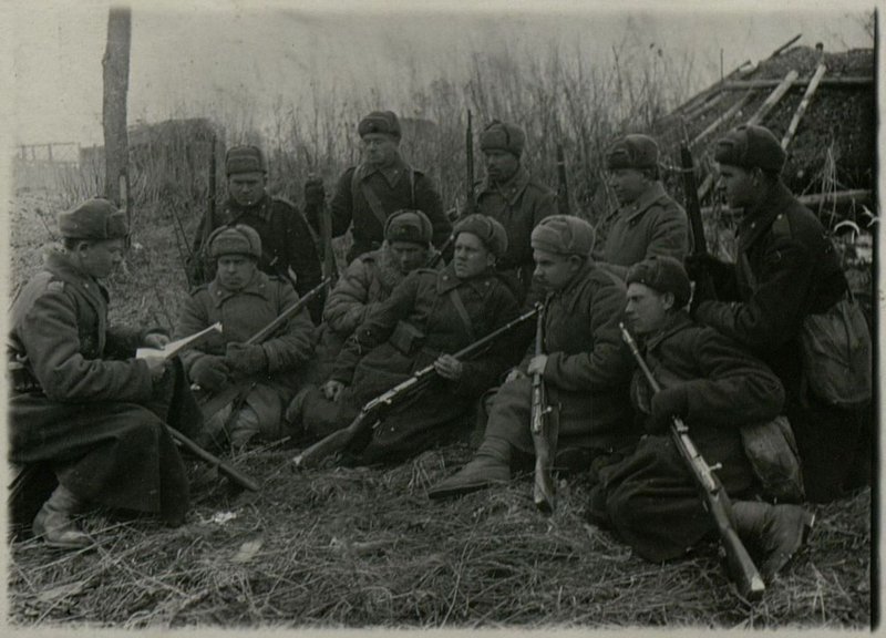 Image: Sergeant Sheverdov reads the Krasnaya Zvezda newspaper to the soldiers