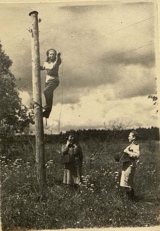 Фотография: Связисты в наводке линии
