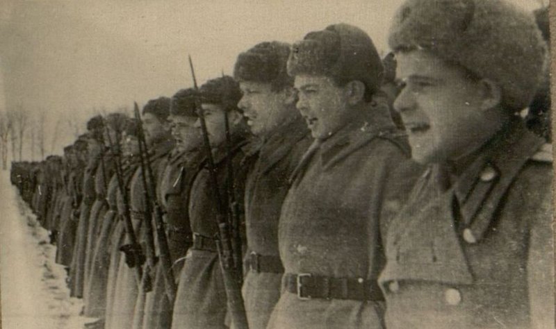 Фотография: Вручение Красного Знамени части Командующим Южно - Уральским военным округом Генерал-полковником товарищем Рейтер