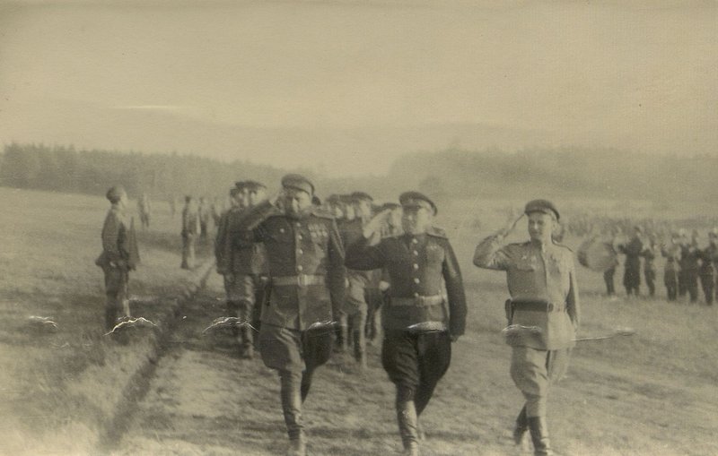 Image: Division control officers walk past the stands. Ahead of Lieutenant Colonel Galakhin, Major General Maksutov and Colonel Maryashin