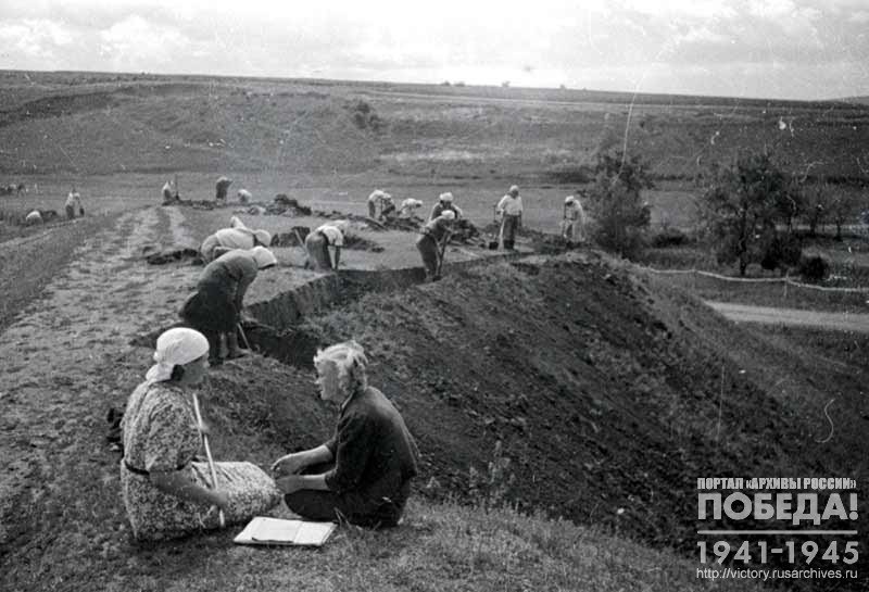 Колхозницы Канашихинского сельсовета роют окопы по косогору на линии обороны Красной Армии на Орловско-Курском направлении