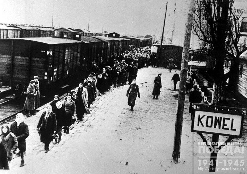 Soviet citizens guarded by German soldiers at the Kovel station before being sent to Germany