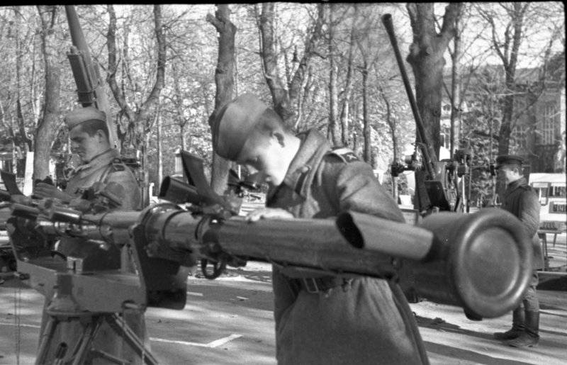 «Выставка советского оружия.»