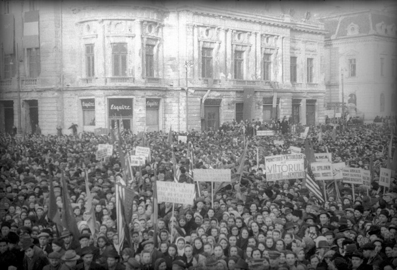 Demonstrators greet the first government of new Romania