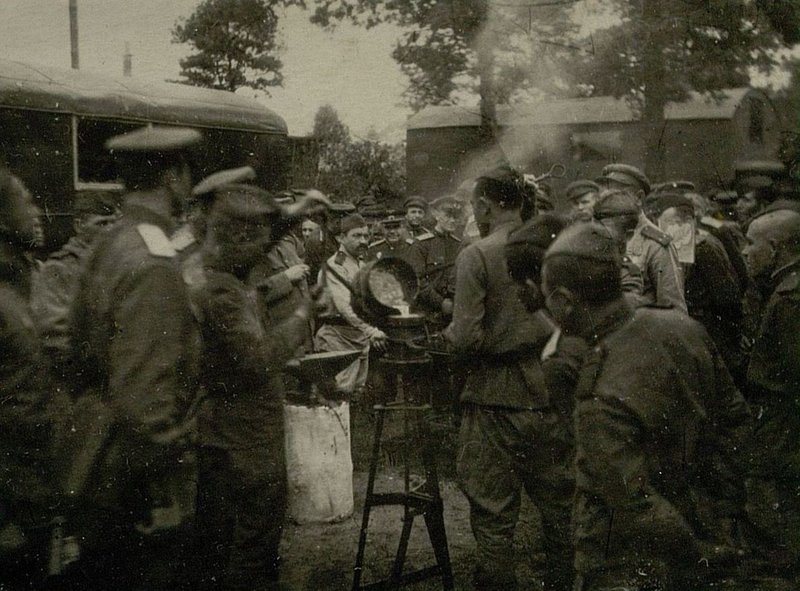 Фотография: Генерал-полковник Красовский на армейской выставке смотрит отливку поршней отечественных и трофейных машин