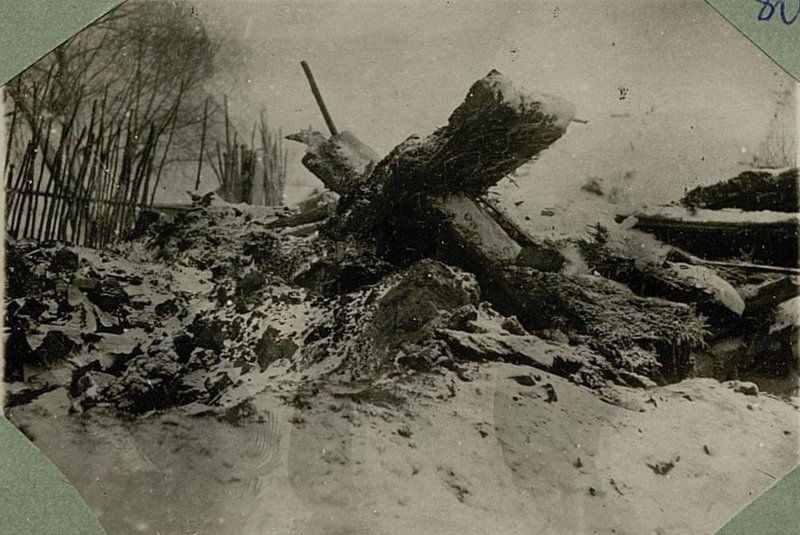 Фотография: Сгоревший дом д. Матеево декабрь 1941 г.