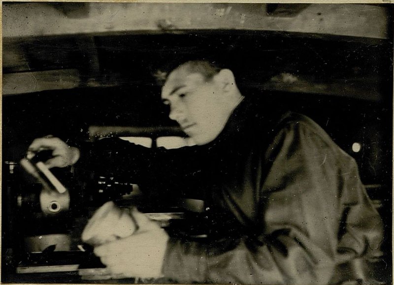 Фотография: Ефрейтор Шрамко Д.И., токарь. Выполняет ежедневно норму на 260-280%