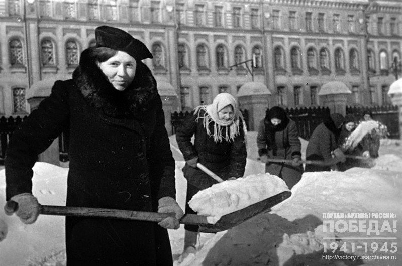 Activists of the house №311 on Marat street cleaning the yard from snow