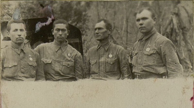Фотография: За мужество и отвагу, проявленные в боях против немецко-фашистских захватчиков, награждены орденами и медалями Союза ССР - Слева направо: сержант Чебряков, Младший сержант Кочкаров, ефрейтор Демянчук, сержант Кузовов.