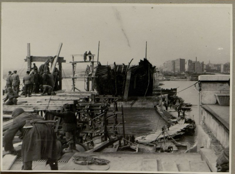 Фотография: Начало работ по устройству эстакады в первом пролете моста (со стороны Пешта)