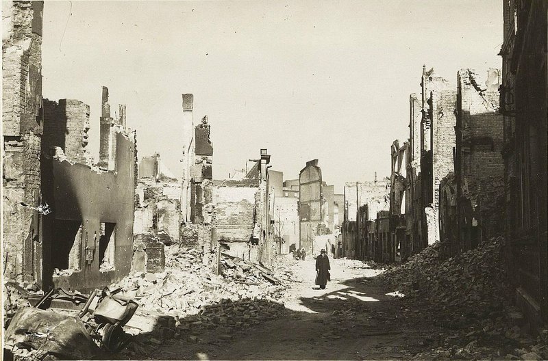 Image: Danzig. Dinner-Gasse street. Destruction caused by air strikes