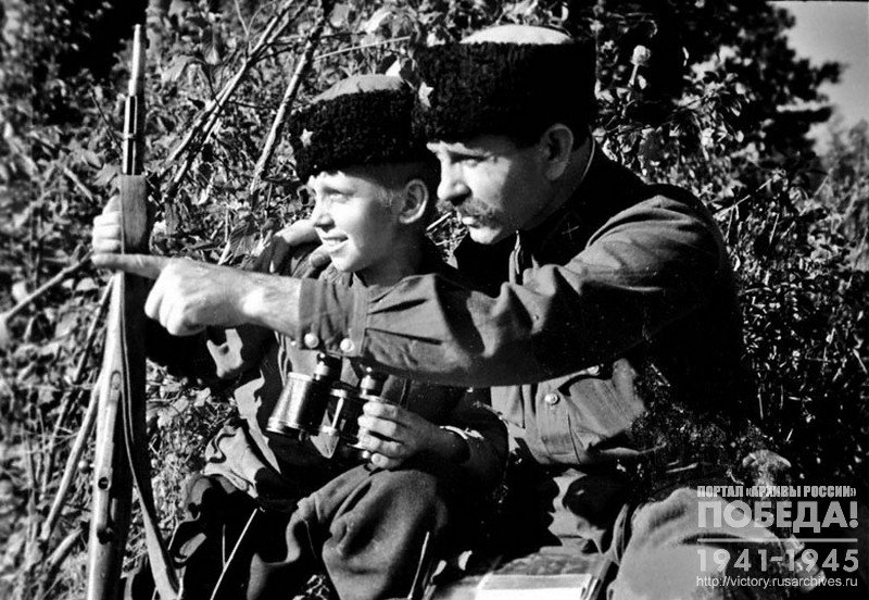 Гвардии капитан кавалерийского Казачьего корпуса С.Т. Чекурда дает боевое задание 12 летнему «казаченку» – разведчику Л. Шафарину