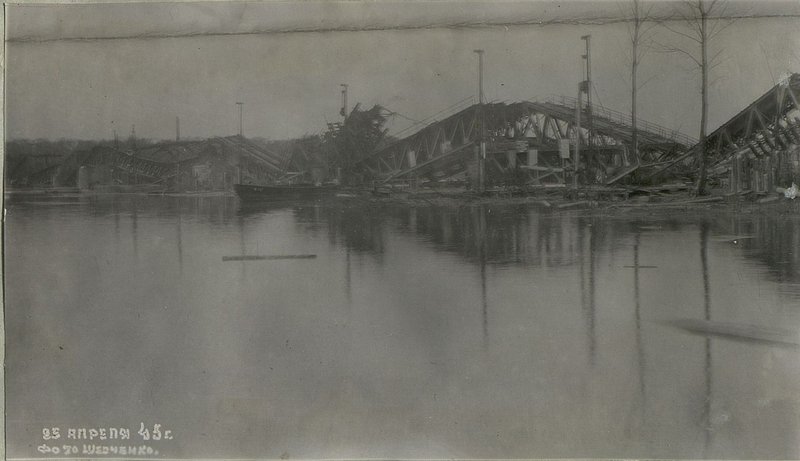 Фотография: Общий вид строительства моста через реку Одер 25.4.45 г.
