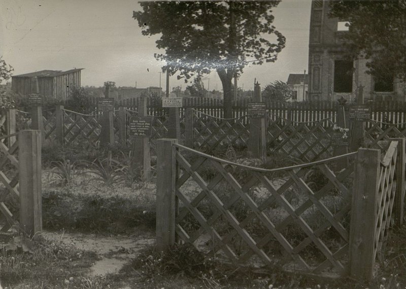 Фотография: Братская могила расположена на площади г. Береза, Брестской области