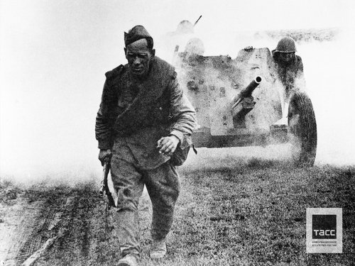 Советский солдат на поле боя, 1944 г.