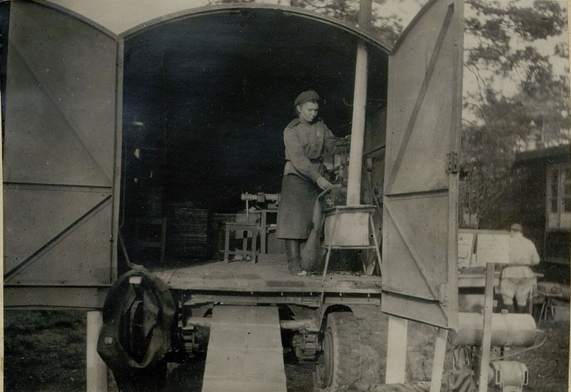 Фотография: Приспособленное оборудование автомастерских 26 района авиационного базирования