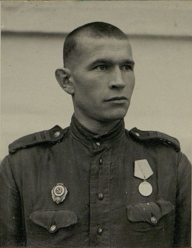 Фотография: Водитель автомашины Форд-8 Ермолаев