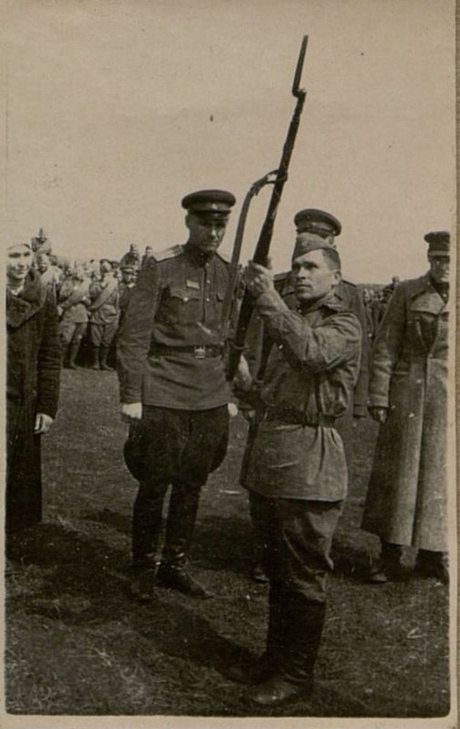 Фотография: Вручение оружия О.Д. Ромашко