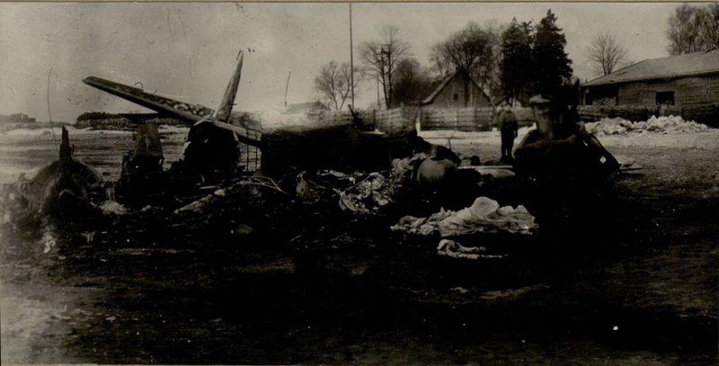 Фотография: После действий штурмовиков на аэродроме Варген