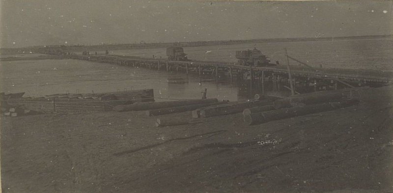 Фотография: 15.10.1943 г. По мосту прошли первые 2 автомашины