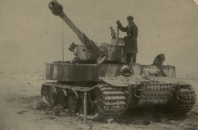 Фотография: Тяжелый немецкий танк "Т-VI", захваченный у радиоприцела (Р.П.) № 5