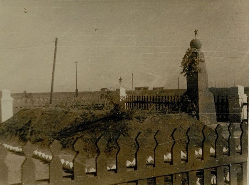 Image: Mass grave, Manchuria, Aigun station