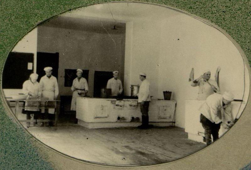 Фотография: Батальонная кухня. Повар Красноармеец Ковтун при раздаче обеда