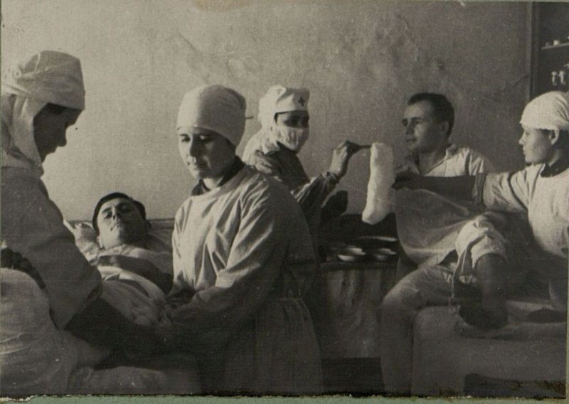 Фотография: Медицинская помощь раненым воинам