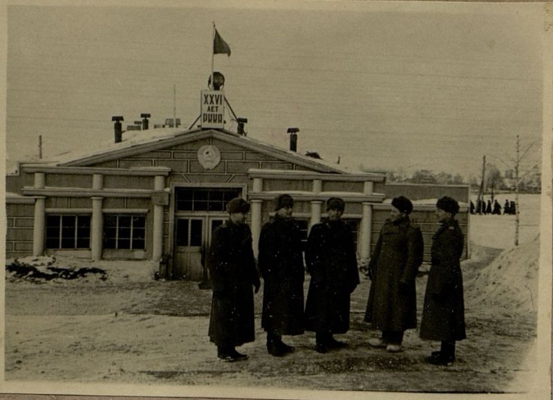 Фотография: Командование части у здания штаба части