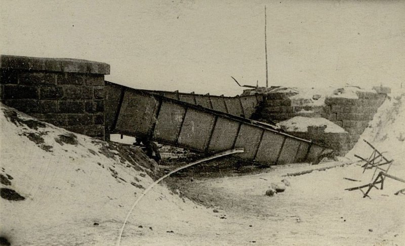 Фотография: Мост на шоссейной дороге Витебск-Орша, взорванный немцами при отходе