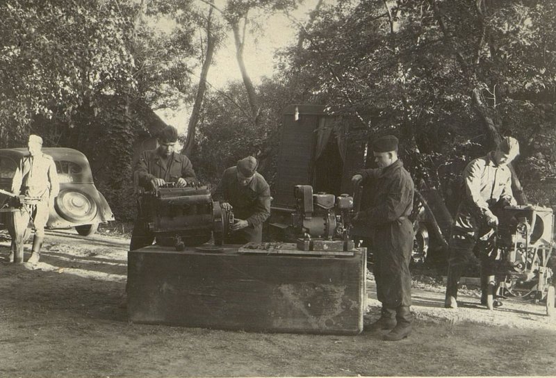 Фотография: Группа специалистов Авто ПАРМ-1 № 58 за ремонтом автодвигателей и спец. движков, под руководством старшины т/с Карташева