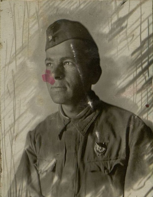 Фотография: Лучший агитатор и редактор "Боевого листка" замполитрука 1-й батареи Сторожко Иван Иванович. За мужество и отвагу, проявленные в боях с немецко-фашистскими захватчиками, награжден орденом "Красного Знамени".