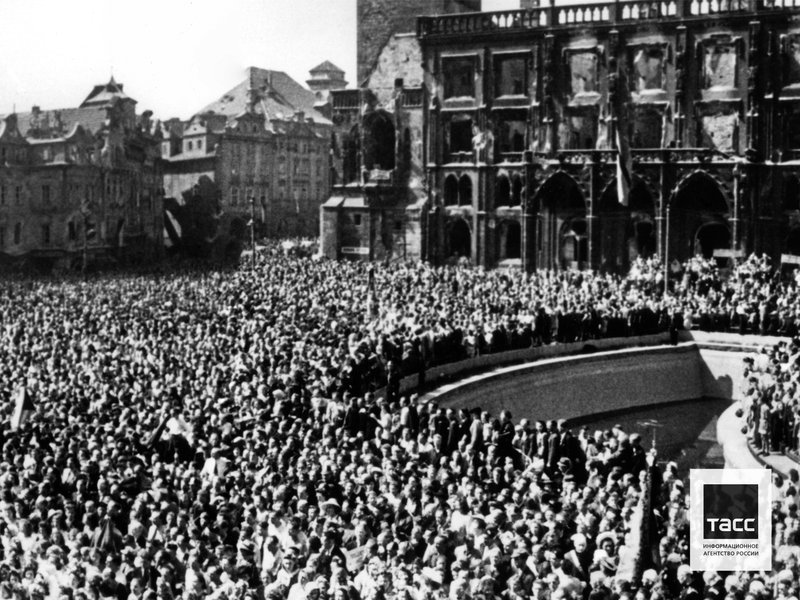 Многотысячный митинг на Староместской площади, посвященный освобождению Чехословакии от немецко-фашистской оккупации