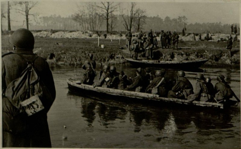 Image: Soldiers of the 6th Guards Rifle Division are crossing the river in boats