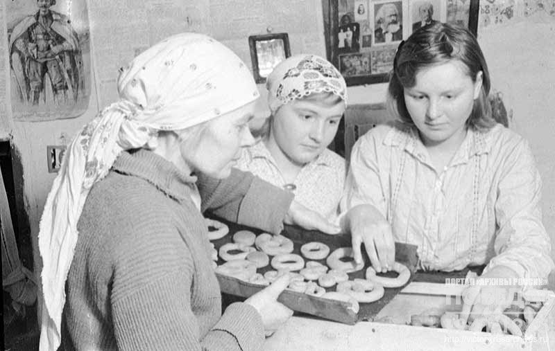 Members of the collective farm KIM of Sharapovskiy District pack parcels with homemade cookies as gifts to front line soldiers