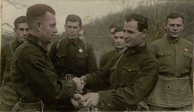 Фотография: Командир полка майор Ахтырченко П.Г. вручает орден "Красного Знамени" капитану Даведянц К.И.