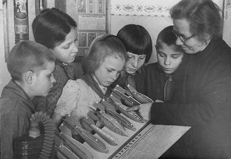 Schoolchildren study arrangement of aerial bomb. 1943. Penza