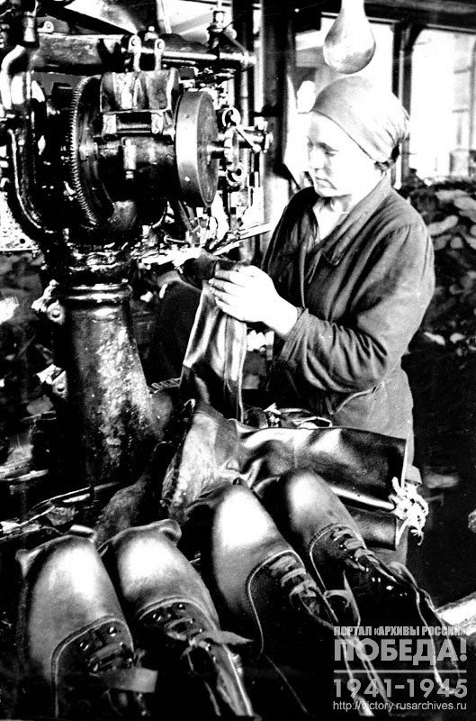 Стахановка Ю. Самсонова за работой в цехе обувной фабрики имени Ворошилова