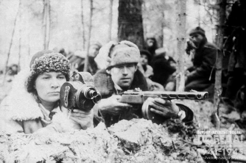 Кинооператор М.И. Сухова во время проведения киносъемки в партизанском отряде
