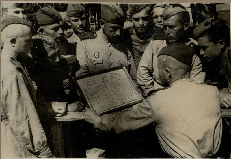 Image: Conducting classes in the 17th guard company