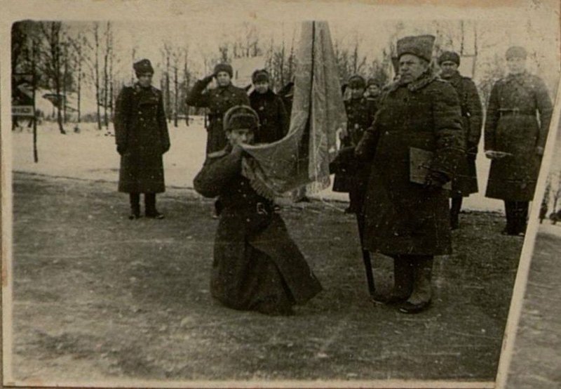 Фотография: Вручение Красного Знамени части Командующим Южно - Уральским военным округом Генерал-полковником товарищем Рейтер
