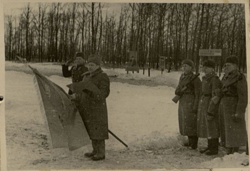 Фотография: Вручение Красного Знамени