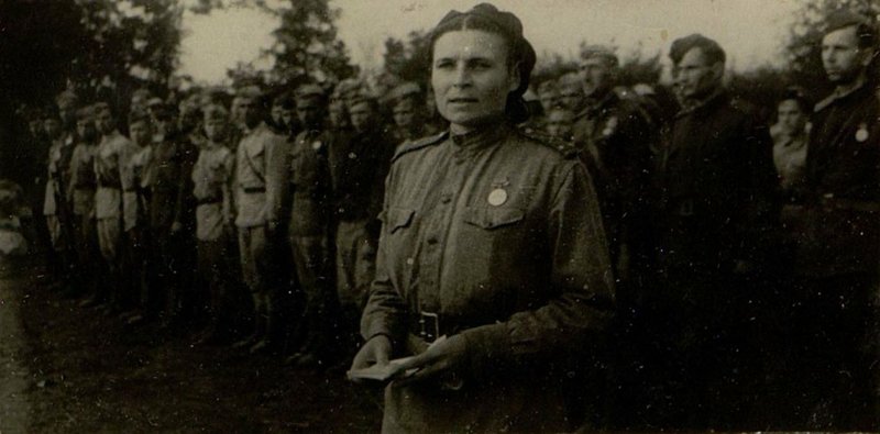 Фотография: От имени медсанбата выступает старший лейтенант медслужбы Сокол