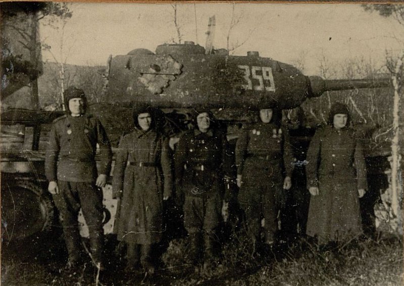 Фотография: Отличный экипаж Командира Танка - Героя Советского Союза гвардии лейтенанта Томашевич  (7-я гвардейская танковая бригада)